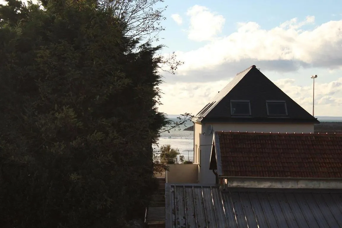 524 - A Erquy, Immeuble Tranquille Cap Armor Situee A 200M De La Plage 0*, Erquy